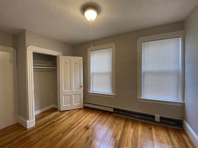 Building Photo - 586 Green St