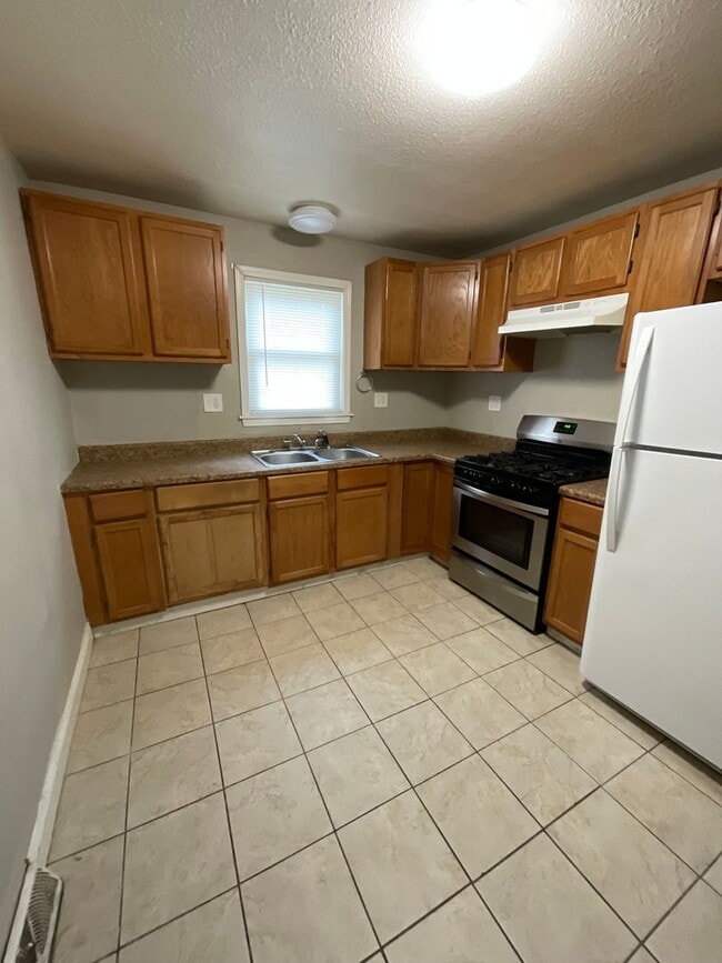 Building Photo - PRICE DROP!!!! Stunning 3BR/1BA Home - HUGE fenced-in Backyard!