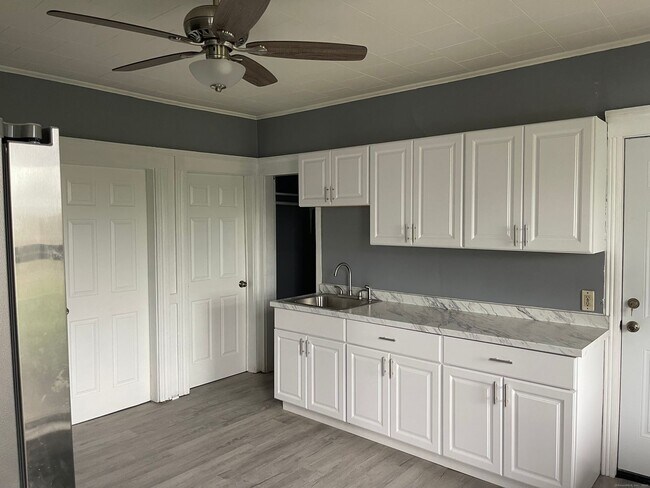 Building Photo - Spacious 4-bedroom, 1-bathroom first-Floor...