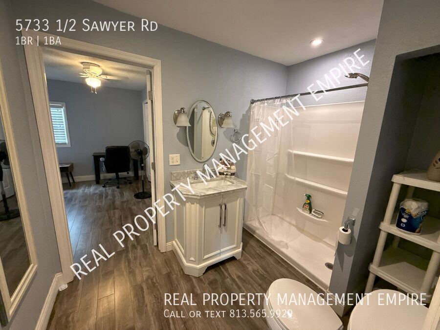 Foto del edificio - 5733 1/2 Sawyer Rd-