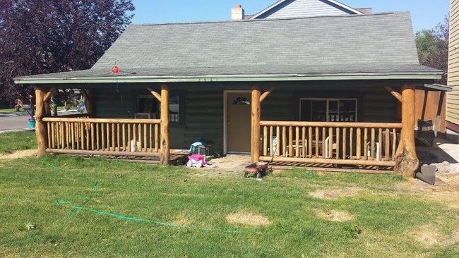 Building Photo - Charming Cabin for Rent in Central Location!
