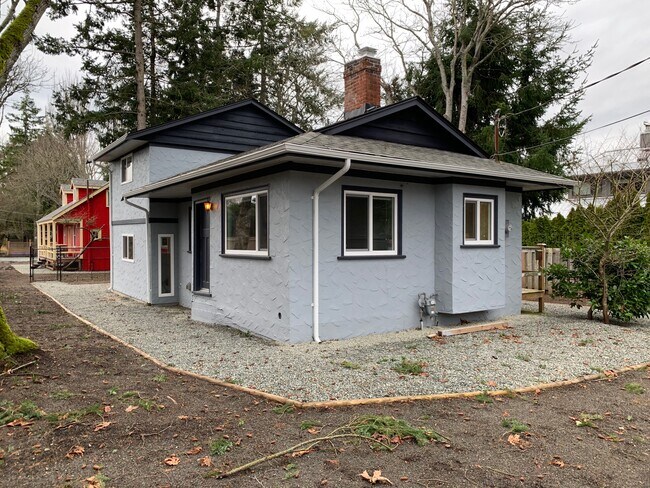 Photo du bâtiment - 3903 Cadboro Bay Rd
