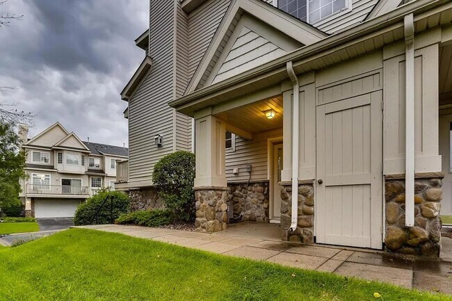 Foto del edificio - Bright End-Unit 2BD Townhome with Fireplace, Deck & Big Bedrooms