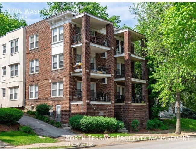 Building Photo - Charming 2BR in Historic 6-plex
