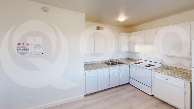 Building Photo - 729 E Hazel Dr