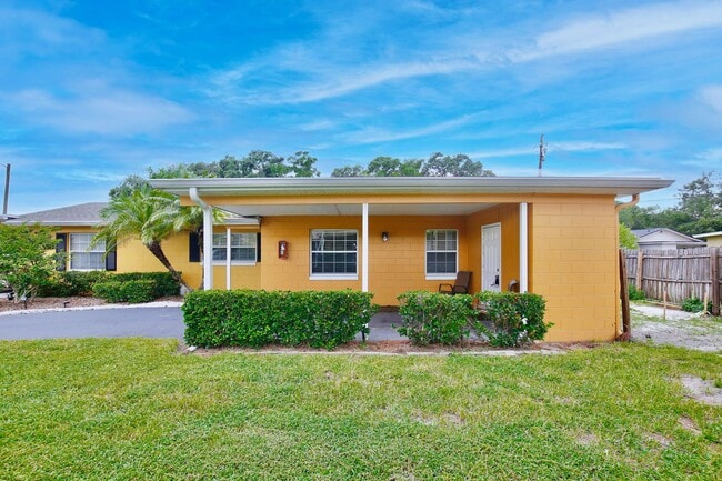 Building Photo - Charming 2/1 Spacious Condo with a Private...
