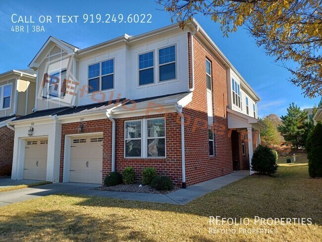 Foto del edificio - Great Location! 4BR 1-Car Garage End Unit ...