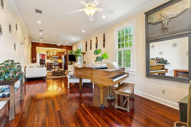 Foto del edificio - Gorgeous 3BD/3BA with Courtyard