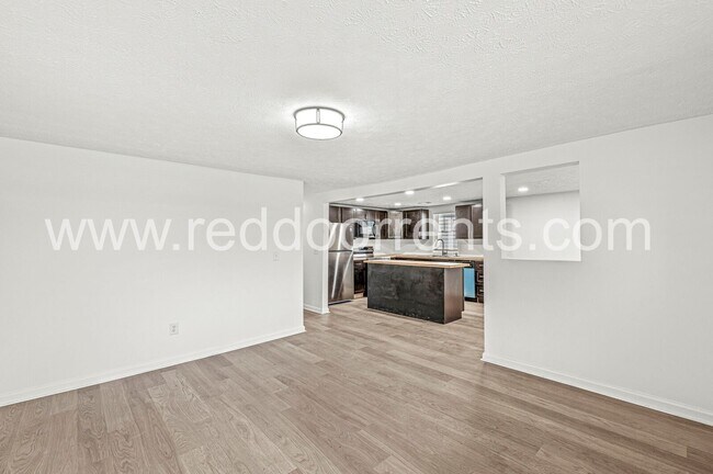 Foto del edificio - 1037 W 30th St