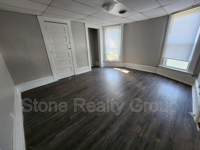 Building Photo - 610 S 5th St