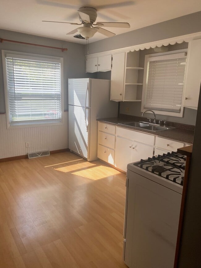 Building Photo - 2 bed, 1 bath ranch with partially finished basement & garage