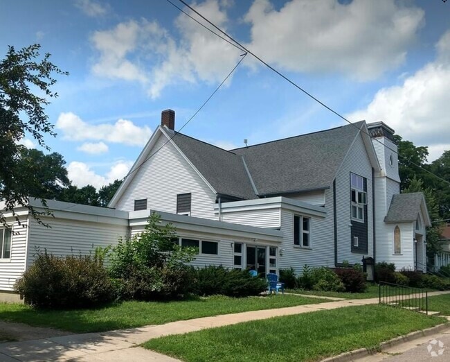 Apartments For Rent in Lake Crystal, MN with Hardwood Floors 1