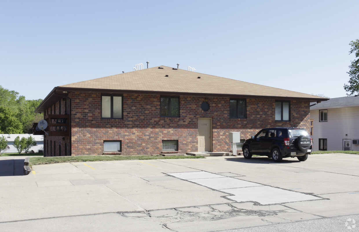 Building Photo - Rustic Oak Apartments