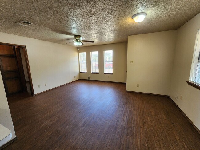 Building Photo - 3211 Eastridge Dr