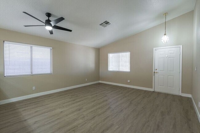 Foto del edificio - 3 BD 2 BTH SINGLE STORY FOR RENT IN GREEN VALLEY! * COMING SOON *