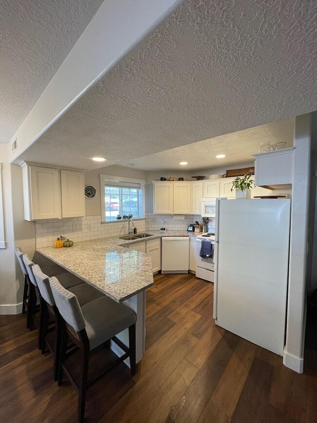 Building Photo - 2 bedroom condo