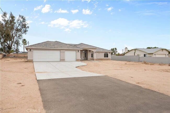 Foto del edificio - 8104 Corona Ave