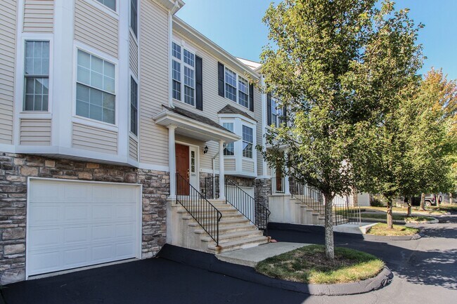 Foto del edificio - 2105 Briar Woods Ln