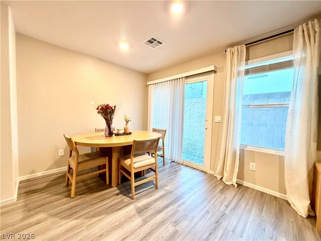 Foto del edificio - 6086 Lily Gdn St