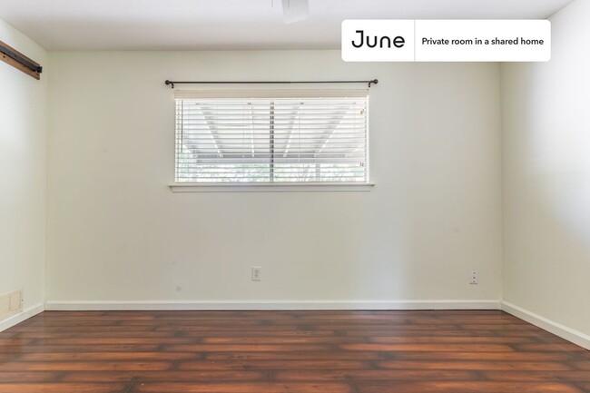 Building Photo - Private bedroom in 4 bed/2 bath Home