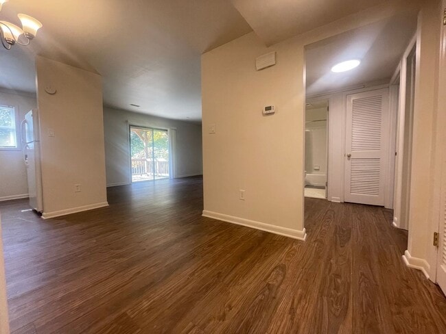 Foto del edificio - Condo in Raleigh Woods Available NOW!