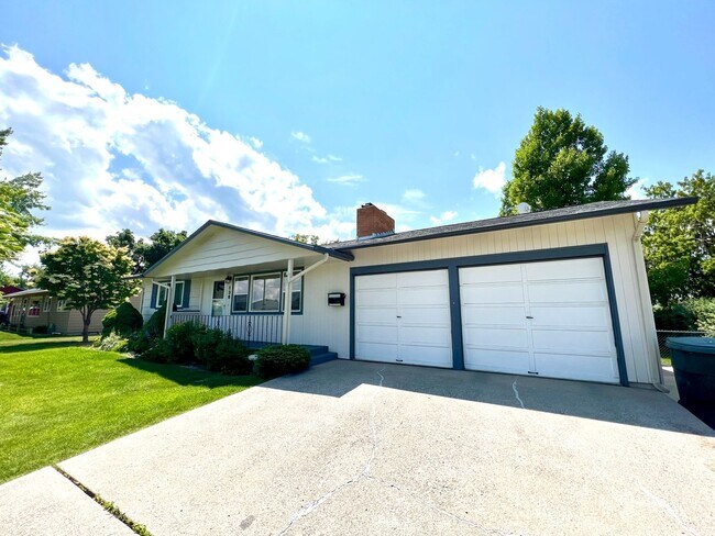 Foto del edificio - 4 bed 2 bath Single Family Home with Bonus Room, Fully Fenced Yard and Double Car Garage Close to...