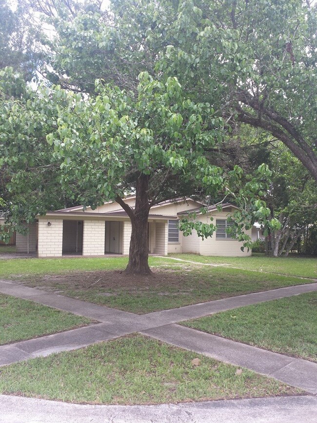 Foto del edificio - Large corner lot in Ormond Beach.