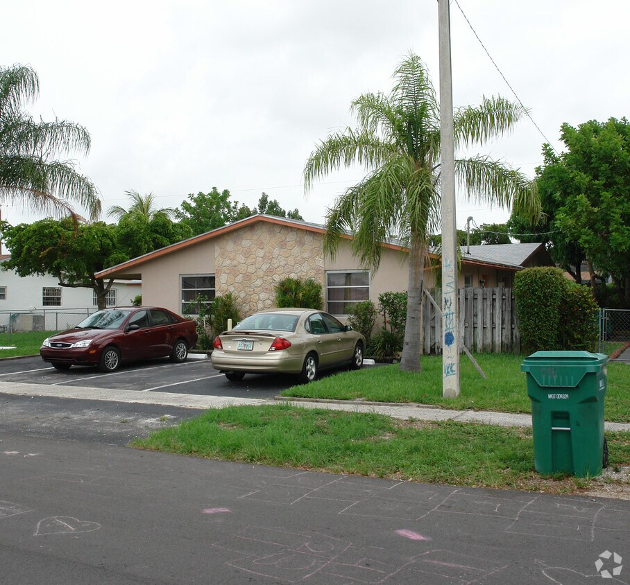 Building Photo - 5921 NW 19th Ct