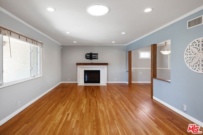 Building Photo - 826 Crestfield Dr