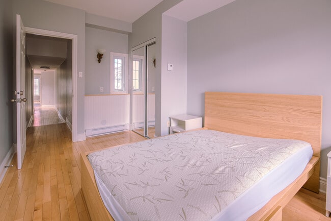 Photo du bâtiment - Furnished Rooms for Rent – All-Inclusive –...