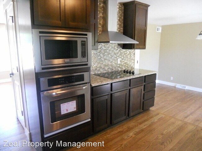 Building Photo - 4 br, 2 bath House - 921 East 10th Avenue