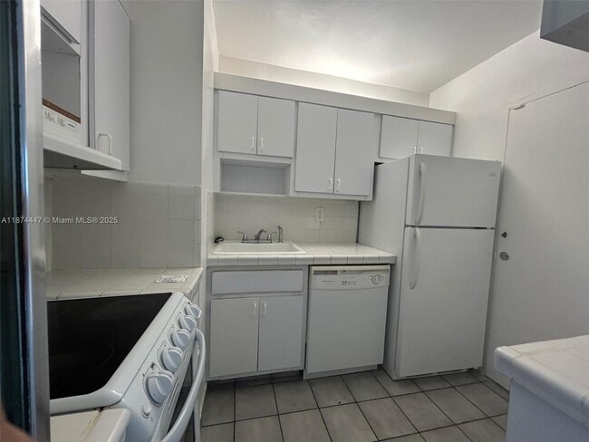 Building Photo - 2899 Collins Ave