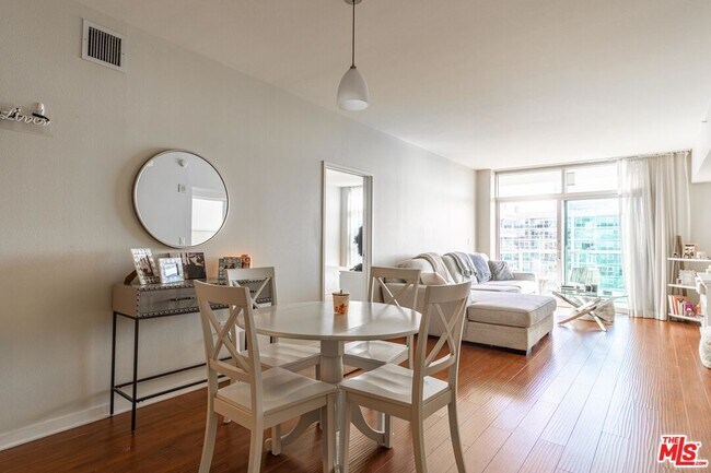 Foto del edificio - 13700 Marina Pointe Dr