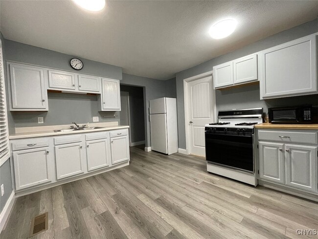 Building Photo - 139 W Van Buren St