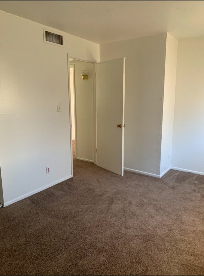 Building Photo - Spacious 2 Bed 2 Bath in Townhome! 1st Lev...