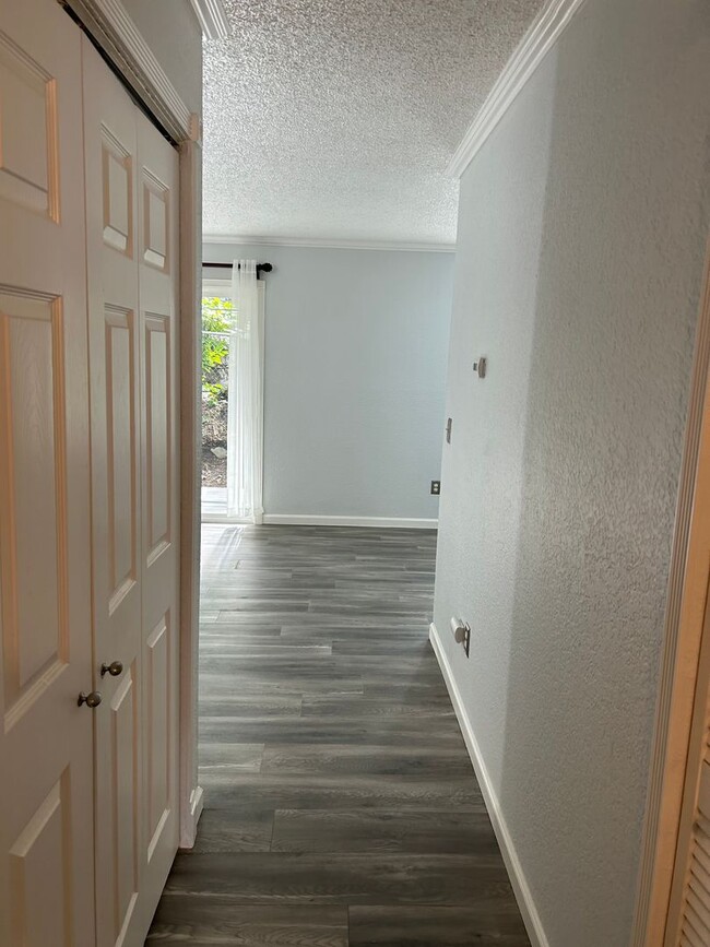 Building Photo - Juanita Updated 2 Bedroom 1 Bath Condo W/D...