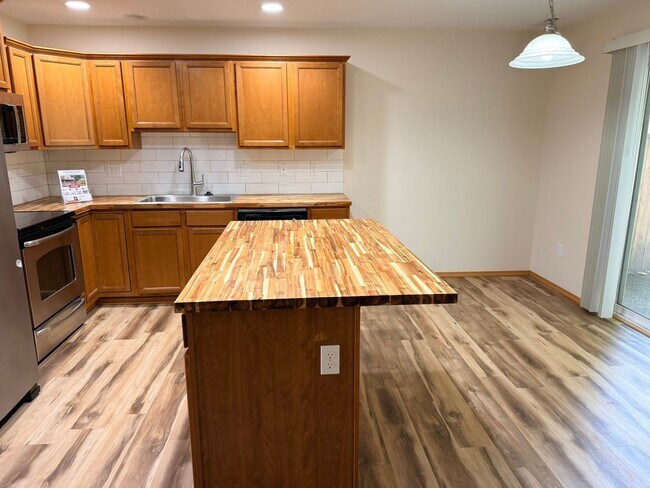 Foto del edificio - 3 bedroom 2.5 bath