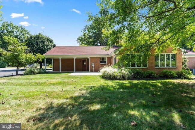 Building Photo - 1916 Applewood Cir