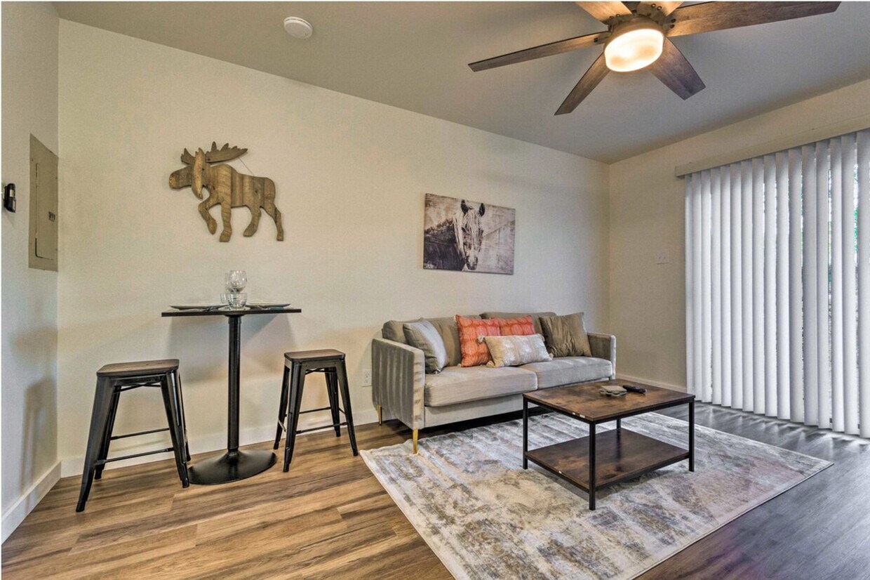 Foto principal - 650 Jack Stephens Dr