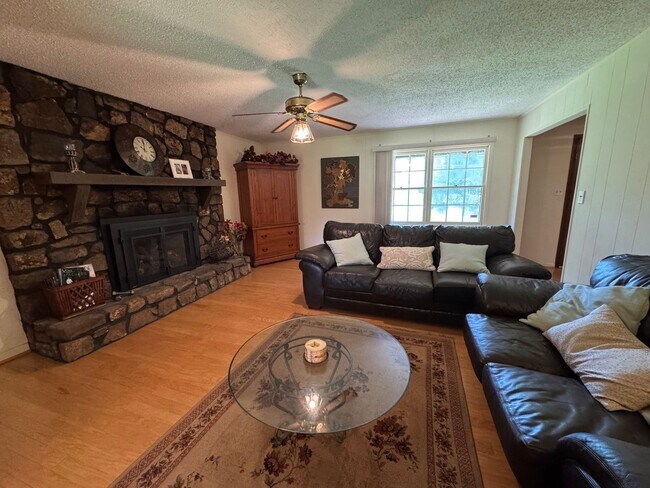 Foto del edificio - Furnished 3-Bedroom, 2-Bath Home in Peacef...