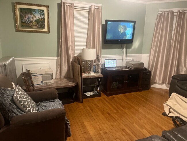 Living room - 666 Metropolitan Ave