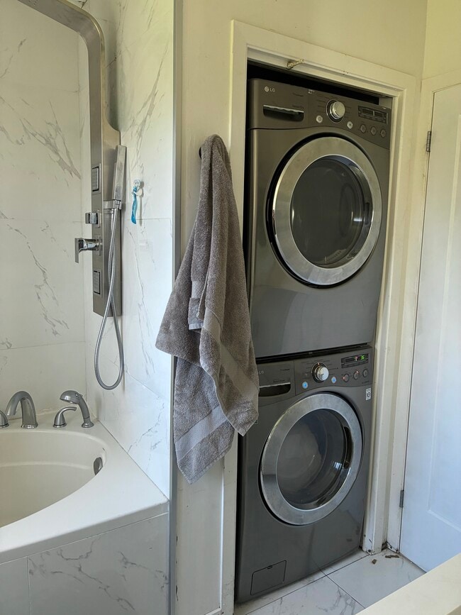 Building Photo - 583 Rue Main