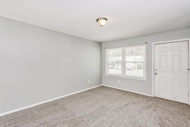 Foto del edificio - 3 Bed, 1 Bath Home with Deck & Fenced Backyard
