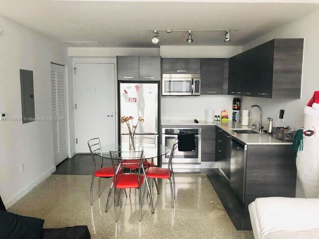 Foto del edificio - 151 SE 1st St