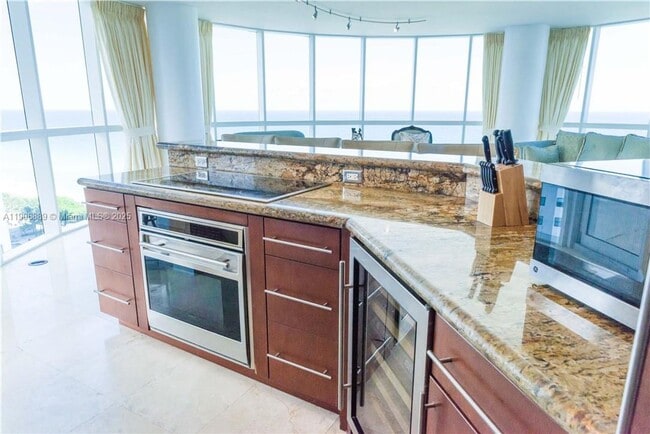 Foto del edificio - 6301 Collins Ave