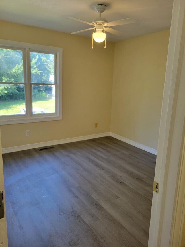 Foto del edificio - 4 bedroom 2 bathroom house with a basement...