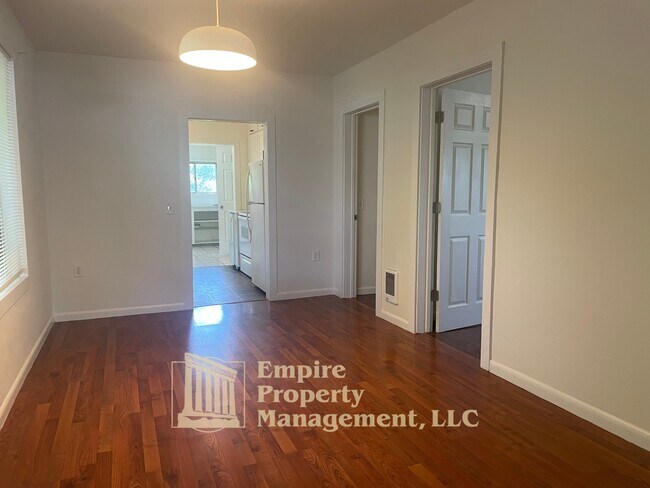 Foto del edificio - 4950 Barger Dr