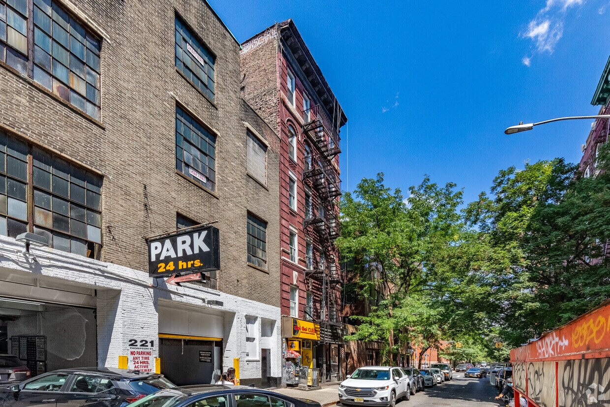 Primary Photo - 231 Thompson St