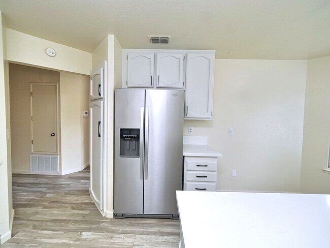 Foto del edificio - Cozy 2bed 1 bath South Natomas home availa...