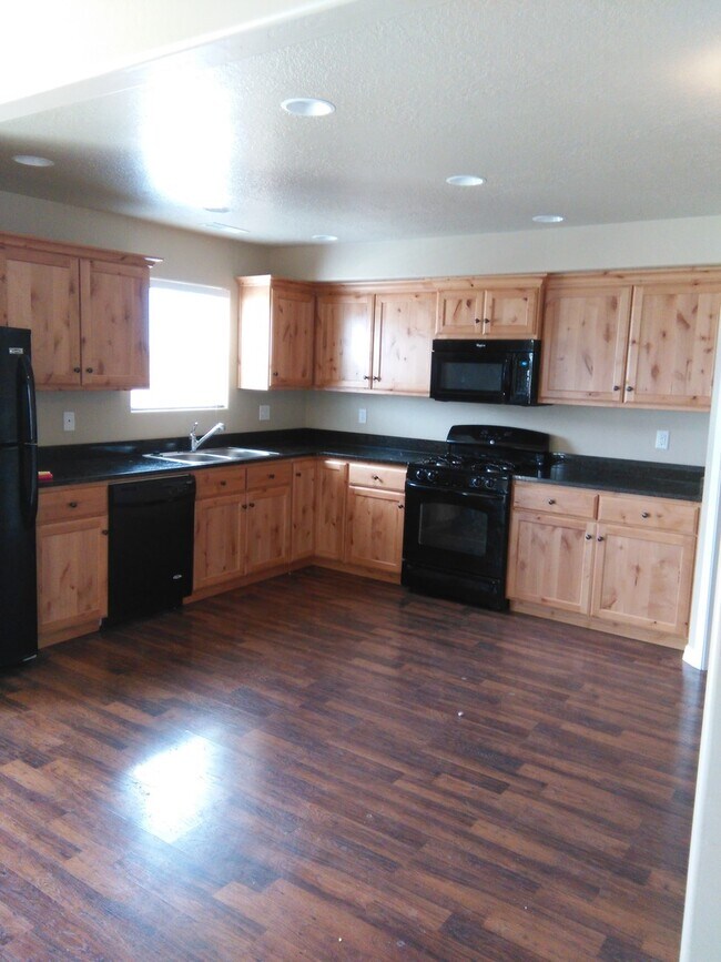 Building Photo - 3 Bedroom, 2.5 Bathroom Twin Home in Gemin...